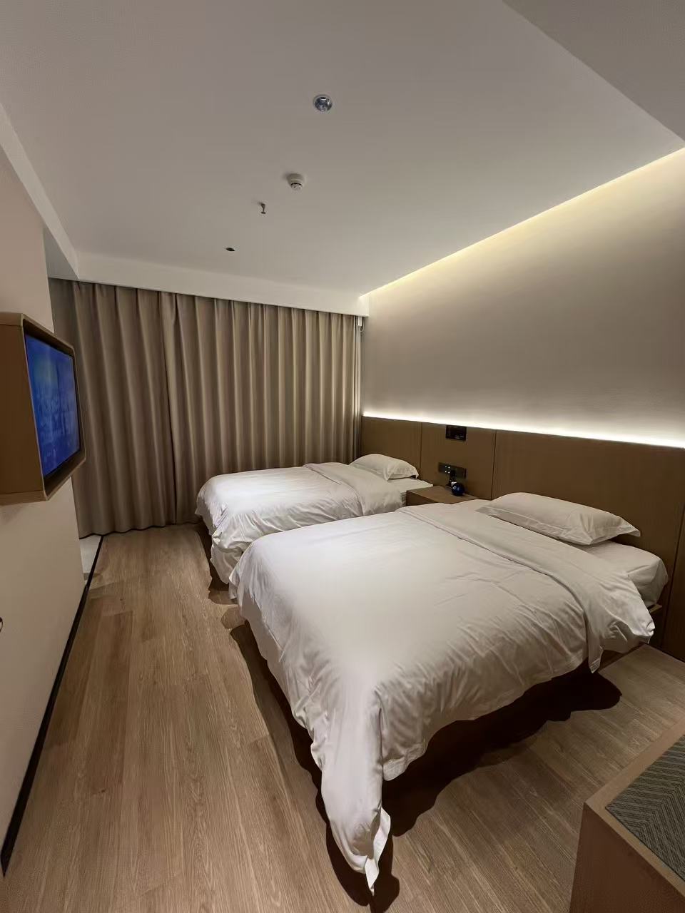 Hotel room context for sample scale